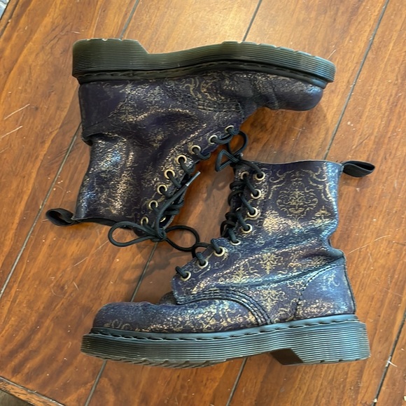 Dr Martin’s black gold printed leather boots (sz 5) - Picture 2 of 11